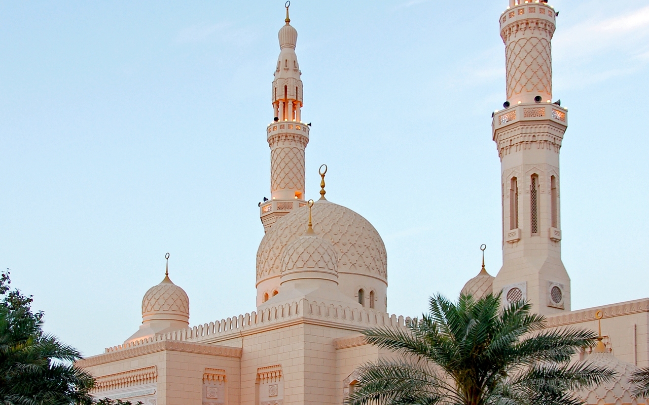 https://d3r8gwkgo0io6y.cloudfront.net/upload/Jumeirah Mosque in Dubai 2.jpg